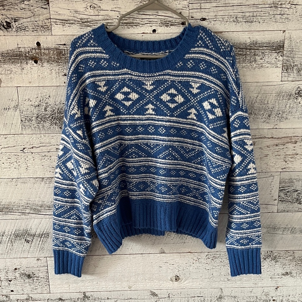 American Eagle Outfitters Women’s Blue and White Sweater
